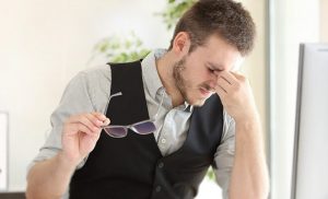 Trockene Augen: Mann reibt sich die Augen